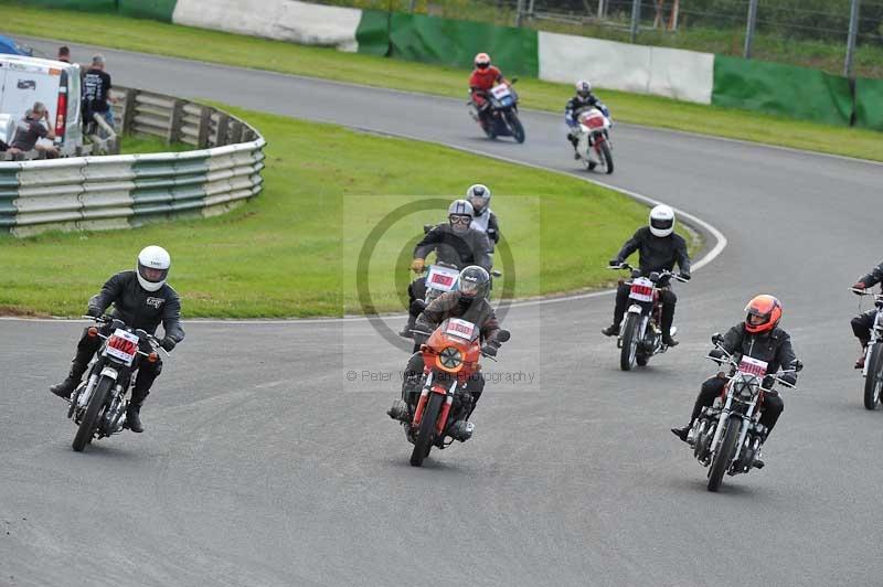 Mallory park Leicestershire;Mallory park photographs;Motorcycle action photographs;classic bikes;event digital images;eventdigitalimages;mallory park;no limits trackday;peter wileman photography;vintage bikes;vintage motorcycles;vmcc festival 1000 bikes