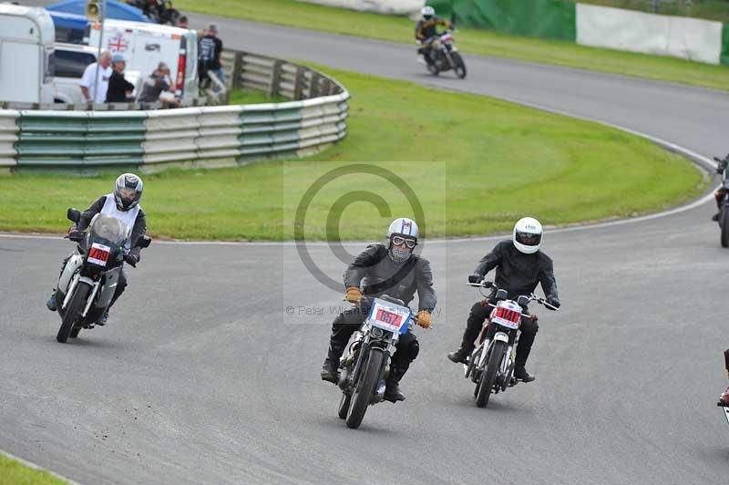 Mallory park Leicestershire;Mallory park photographs;Motorcycle action photographs;classic bikes;event digital images;eventdigitalimages;mallory park;no limits trackday;peter wileman photography;vintage bikes;vintage motorcycles;vmcc festival 1000 bikes