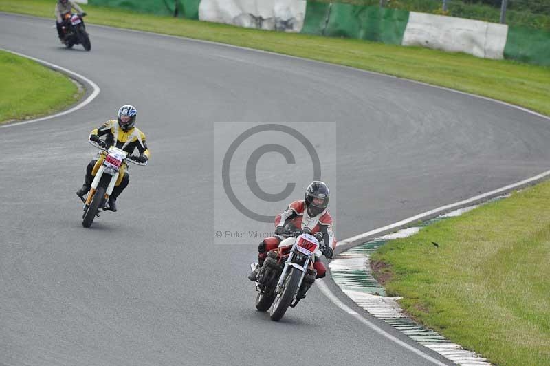 Mallory park Leicestershire;Mallory park photographs;Motorcycle action photographs;classic bikes;event digital images;eventdigitalimages;mallory park;no limits trackday;peter wileman photography;vintage bikes;vintage motorcycles;vmcc festival 1000 bikes