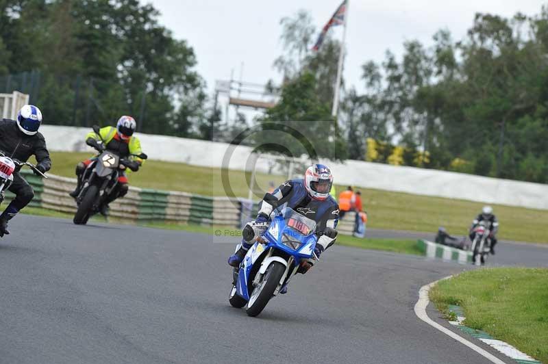 Mallory park Leicestershire;Mallory park photographs;Motorcycle action photographs;classic bikes;event digital images;eventdigitalimages;mallory park;no limits trackday;peter wileman photography;vintage bikes;vintage motorcycles;vmcc festival 1000 bikes