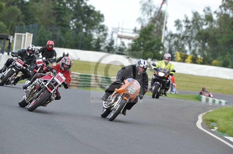 Mallory park Leicestershire;Mallory park photographs;Motorcycle action photographs;classic bikes;event digital images;eventdigitalimages;mallory park;no limits trackday;peter wileman photography;vintage bikes;vintage motorcycles;vmcc festival 1000 bikes