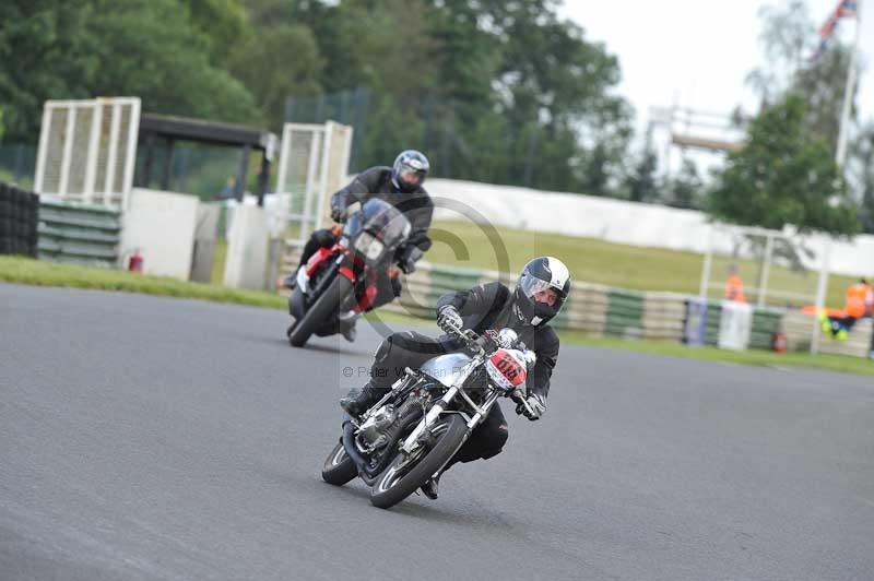 Mallory park Leicestershire;Mallory park photographs;Motorcycle action photographs;classic bikes;event digital images;eventdigitalimages;mallory park;no limits trackday;peter wileman photography;vintage bikes;vintage motorcycles;vmcc festival 1000 bikes