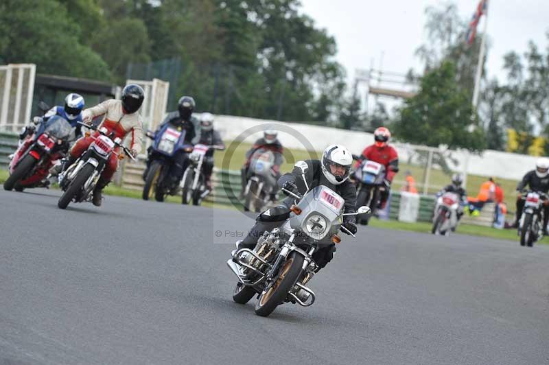 Mallory park Leicestershire;Mallory park photographs;Motorcycle action photographs;classic bikes;event digital images;eventdigitalimages;mallory park;no limits trackday;peter wileman photography;vintage bikes;vintage motorcycles;vmcc festival 1000 bikes