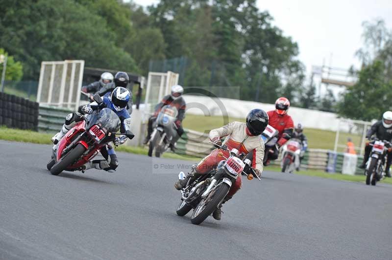 Mallory park Leicestershire;Mallory park photographs;Motorcycle action photographs;classic bikes;event digital images;eventdigitalimages;mallory park;no limits trackday;peter wileman photography;vintage bikes;vintage motorcycles;vmcc festival 1000 bikes