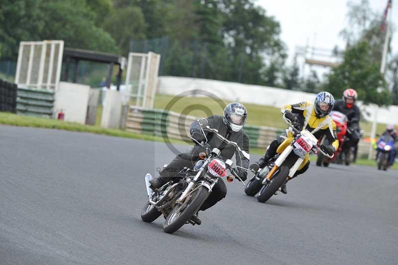 Mallory park Leicestershire;Mallory park photographs;Motorcycle action photographs;classic bikes;event digital images;eventdigitalimages;mallory park;no limits trackday;peter wileman photography;vintage bikes;vintage motorcycles;vmcc festival 1000 bikes