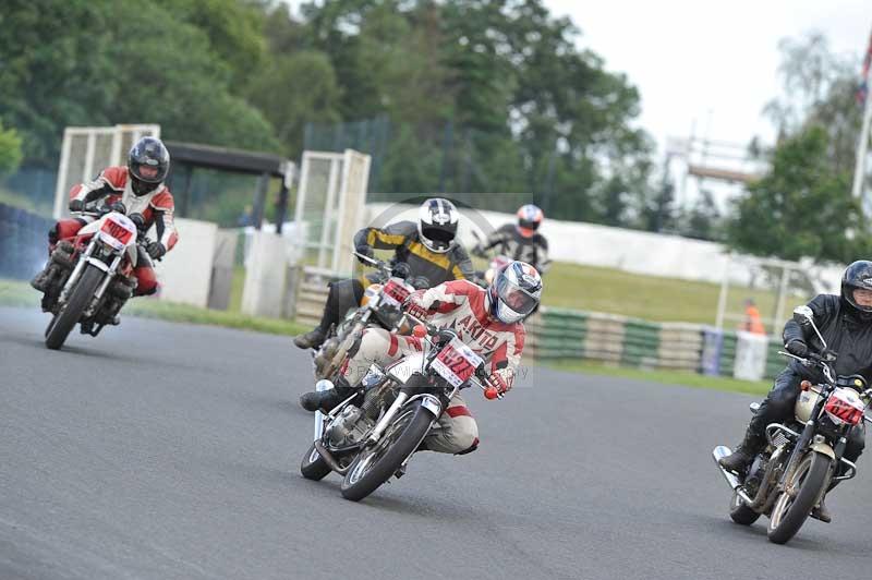 Mallory park Leicestershire;Mallory park photographs;Motorcycle action photographs;classic bikes;event digital images;eventdigitalimages;mallory park;no limits trackday;peter wileman photography;vintage bikes;vintage motorcycles;vmcc festival 1000 bikes