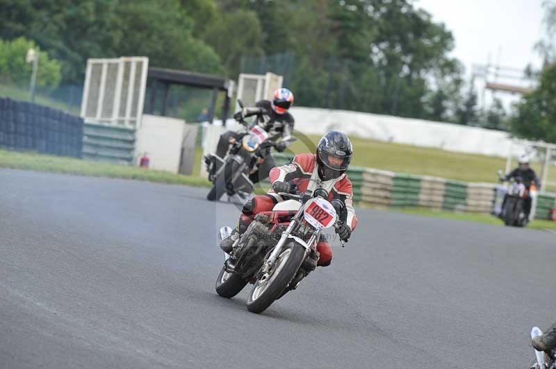 Mallory park Leicestershire;Mallory park photographs;Motorcycle action photographs;classic bikes;event digital images;eventdigitalimages;mallory park;no limits trackday;peter wileman photography;vintage bikes;vintage motorcycles;vmcc festival 1000 bikes