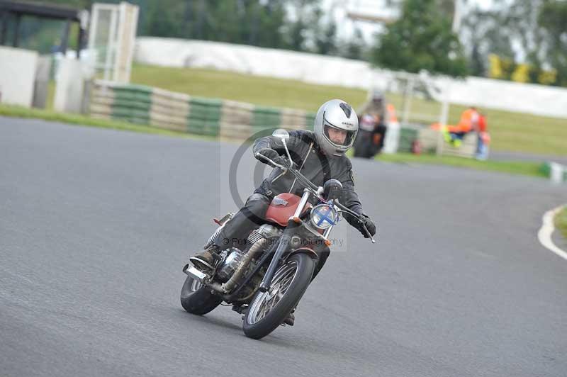 Mallory park Leicestershire;Mallory park photographs;Motorcycle action photographs;classic bikes;event digital images;eventdigitalimages;mallory park;no limits trackday;peter wileman photography;vintage bikes;vintage motorcycles;vmcc festival 1000 bikes