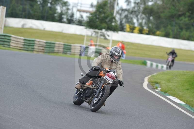 Mallory park Leicestershire;Mallory park photographs;Motorcycle action photographs;classic bikes;event digital images;eventdigitalimages;mallory park;no limits trackday;peter wileman photography;vintage bikes;vintage motorcycles;vmcc festival 1000 bikes