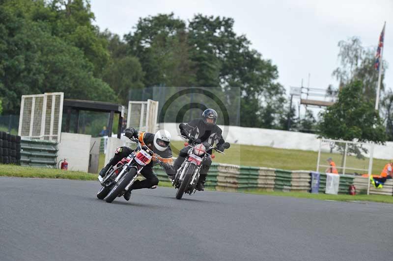 Mallory park Leicestershire;Mallory park photographs;Motorcycle action photographs;classic bikes;event digital images;eventdigitalimages;mallory park;no limits trackday;peter wileman photography;vintage bikes;vintage motorcycles;vmcc festival 1000 bikes