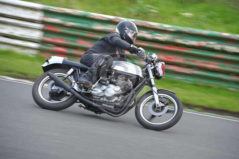 Mallory park Leicestershire;Mallory park photographs;Motorcycle action photographs;classic bikes;event digital images;eventdigitalimages;mallory park;no limits trackday;peter wileman photography;vintage bikes;vintage motorcycles;vmcc festival 1000 bikes