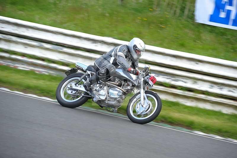 Mallory park Leicestershire;Mallory park photographs;Motorcycle action photographs;classic bikes;event digital images;eventdigitalimages;mallory park;no limits trackday;peter wileman photography;vintage bikes;vintage motorcycles;vmcc festival 1000 bikes