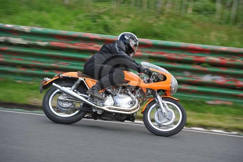 Mallory park Leicestershire;Mallory park photographs;Motorcycle action photographs;classic bikes;event digital images;eventdigitalimages;mallory park;no limits trackday;peter wileman photography;vintage bikes;vintage motorcycles;vmcc festival 1000 bikes