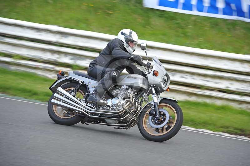 Mallory park Leicestershire;Mallory park photographs;Motorcycle action photographs;classic bikes;event digital images;eventdigitalimages;mallory park;no limits trackday;peter wileman photography;vintage bikes;vintage motorcycles;vmcc festival 1000 bikes