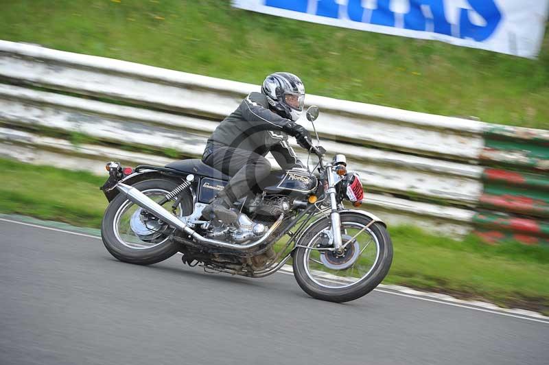 Mallory park Leicestershire;Mallory park photographs;Motorcycle action photographs;classic bikes;event digital images;eventdigitalimages;mallory park;no limits trackday;peter wileman photography;vintage bikes;vintage motorcycles;vmcc festival 1000 bikes