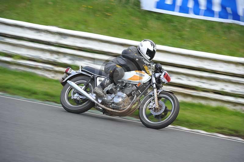 Mallory park Leicestershire;Mallory park photographs;Motorcycle action photographs;classic bikes;event digital images;eventdigitalimages;mallory park;no limits trackday;peter wileman photography;vintage bikes;vintage motorcycles;vmcc festival 1000 bikes