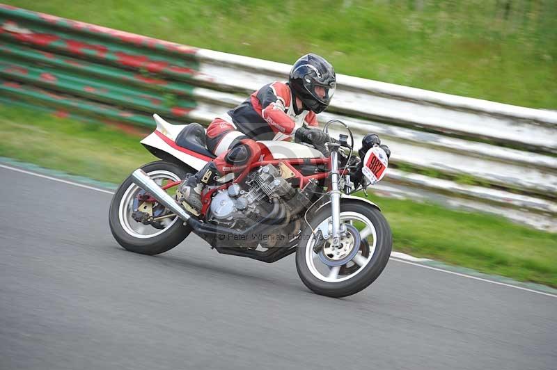 Mallory park Leicestershire;Mallory park photographs;Motorcycle action photographs;classic bikes;event digital images;eventdigitalimages;mallory park;no limits trackday;peter wileman photography;vintage bikes;vintage motorcycles;vmcc festival 1000 bikes