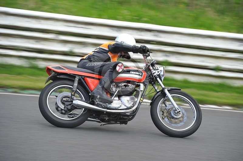 Mallory park Leicestershire;Mallory park photographs;Motorcycle action photographs;classic bikes;event digital images;eventdigitalimages;mallory park;no limits trackday;peter wileman photography;vintage bikes;vintage motorcycles;vmcc festival 1000 bikes