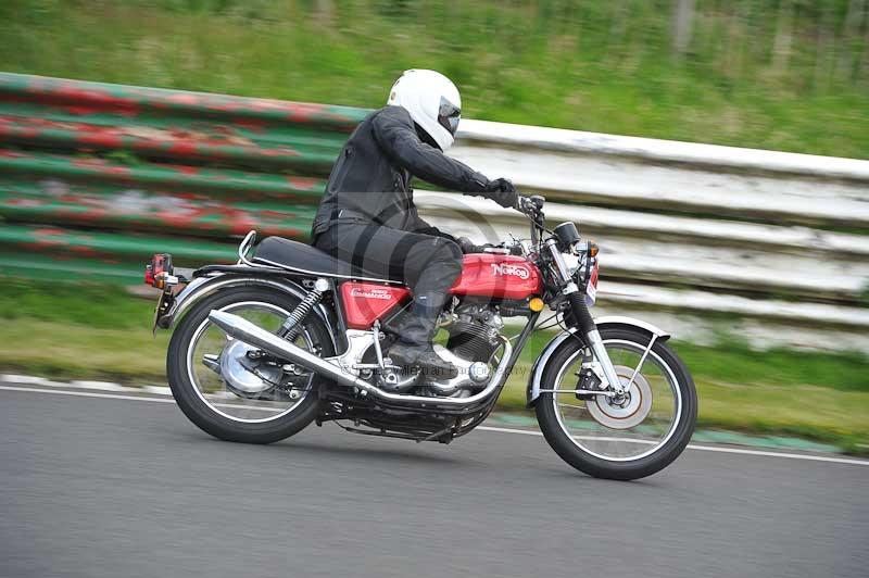 Mallory park Leicestershire;Mallory park photographs;Motorcycle action photographs;classic bikes;event digital images;eventdigitalimages;mallory park;no limits trackday;peter wileman photography;vintage bikes;vintage motorcycles;vmcc festival 1000 bikes