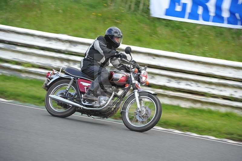 Mallory park Leicestershire;Mallory park photographs;Motorcycle action photographs;classic bikes;event digital images;eventdigitalimages;mallory park;no limits trackday;peter wileman photography;vintage bikes;vintage motorcycles;vmcc festival 1000 bikes