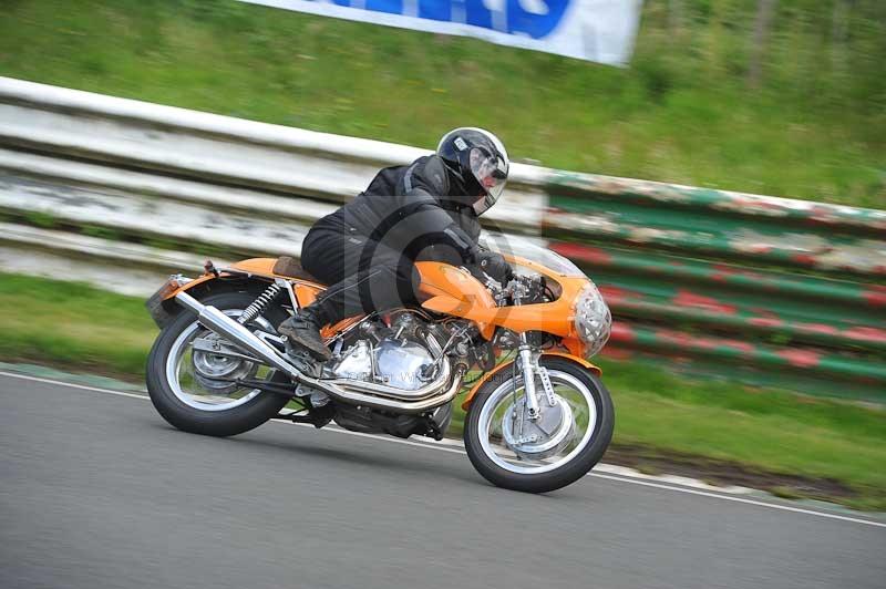 Mallory park Leicestershire;Mallory park photographs;Motorcycle action photographs;classic bikes;event digital images;eventdigitalimages;mallory park;no limits trackday;peter wileman photography;vintage bikes;vintage motorcycles;vmcc festival 1000 bikes