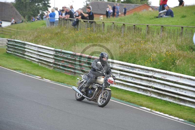 Mallory park Leicestershire;Mallory park photographs;Motorcycle action photographs;classic bikes;event digital images;eventdigitalimages;mallory park;no limits trackday;peter wileman photography;vintage bikes;vintage motorcycles;vmcc festival 1000 bikes