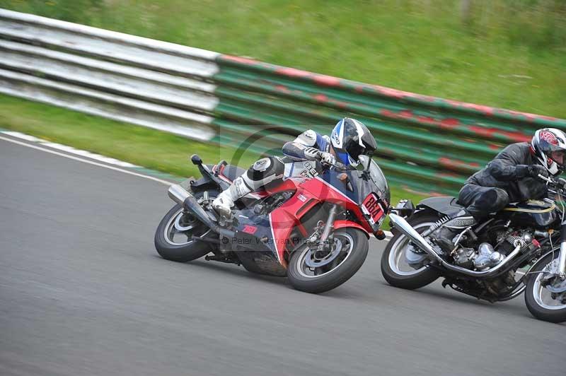 Mallory park Leicestershire;Mallory park photographs;Motorcycle action photographs;classic bikes;event digital images;eventdigitalimages;mallory park;no limits trackday;peter wileman photography;vintage bikes;vintage motorcycles;vmcc festival 1000 bikes