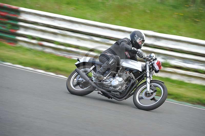 Mallory park Leicestershire;Mallory park photographs;Motorcycle action photographs;classic bikes;event digital images;eventdigitalimages;mallory park;no limits trackday;peter wileman photography;vintage bikes;vintage motorcycles;vmcc festival 1000 bikes