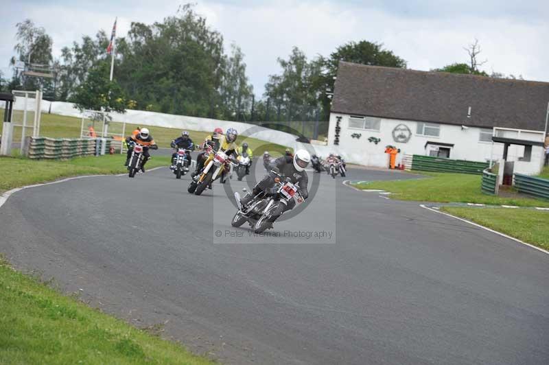 Mallory park Leicestershire;Mallory park photographs;Motorcycle action photographs;classic bikes;event digital images;eventdigitalimages;mallory park;no limits trackday;peter wileman photography;vintage bikes;vintage motorcycles;vmcc festival 1000 bikes