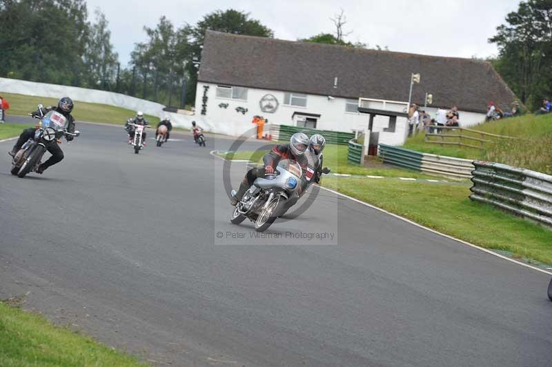 Mallory park Leicestershire;Mallory park photographs;Motorcycle action photographs;classic bikes;event digital images;eventdigitalimages;mallory park;no limits trackday;peter wileman photography;vintage bikes;vintage motorcycles;vmcc festival 1000 bikes