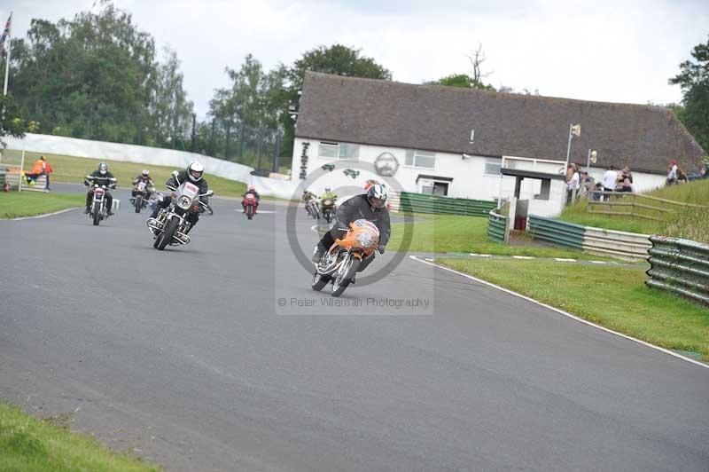 Mallory park Leicestershire;Mallory park photographs;Motorcycle action photographs;classic bikes;event digital images;eventdigitalimages;mallory park;no limits trackday;peter wileman photography;vintage bikes;vintage motorcycles;vmcc festival 1000 bikes