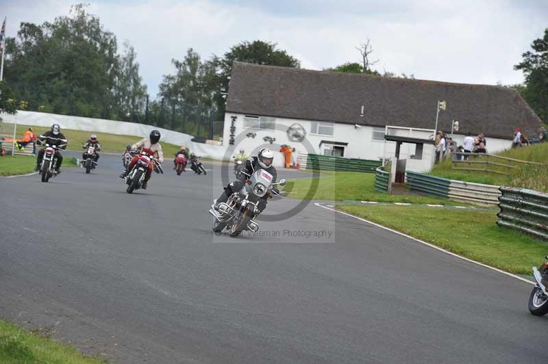 Mallory park Leicestershire;Mallory park photographs;Motorcycle action photographs;classic bikes;event digital images;eventdigitalimages;mallory park;no limits trackday;peter wileman photography;vintage bikes;vintage motorcycles;vmcc festival 1000 bikes