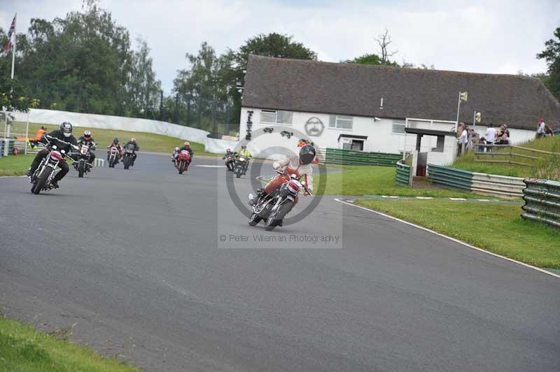 Mallory park Leicestershire;Mallory park photographs;Motorcycle action photographs;classic bikes;event digital images;eventdigitalimages;mallory park;no limits trackday;peter wileman photography;vintage bikes;vintage motorcycles;vmcc festival 1000 bikes