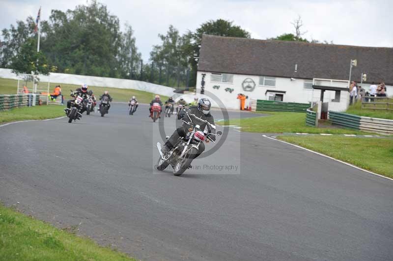 Mallory park Leicestershire;Mallory park photographs;Motorcycle action photographs;classic bikes;event digital images;eventdigitalimages;mallory park;no limits trackday;peter wileman photography;vintage bikes;vintage motorcycles;vmcc festival 1000 bikes