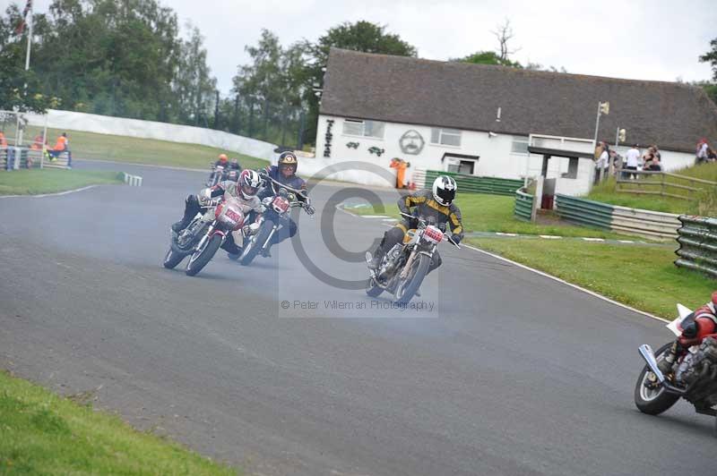 Mallory park Leicestershire;Mallory park photographs;Motorcycle action photographs;classic bikes;event digital images;eventdigitalimages;mallory park;no limits trackday;peter wileman photography;vintage bikes;vintage motorcycles;vmcc festival 1000 bikes
