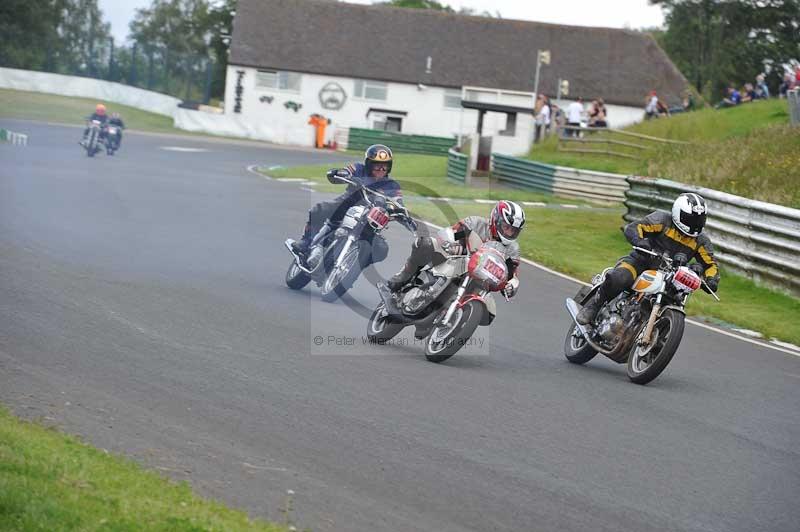 Mallory park Leicestershire;Mallory park photographs;Motorcycle action photographs;classic bikes;event digital images;eventdigitalimages;mallory park;no limits trackday;peter wileman photography;vintage bikes;vintage motorcycles;vmcc festival 1000 bikes