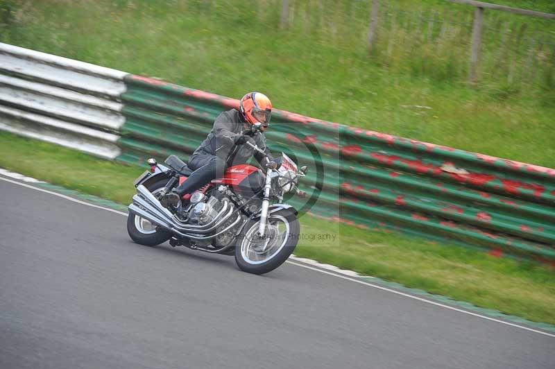 Mallory park Leicestershire;Mallory park photographs;Motorcycle action photographs;classic bikes;event digital images;eventdigitalimages;mallory park;no limits trackday;peter wileman photography;vintage bikes;vintage motorcycles;vmcc festival 1000 bikes