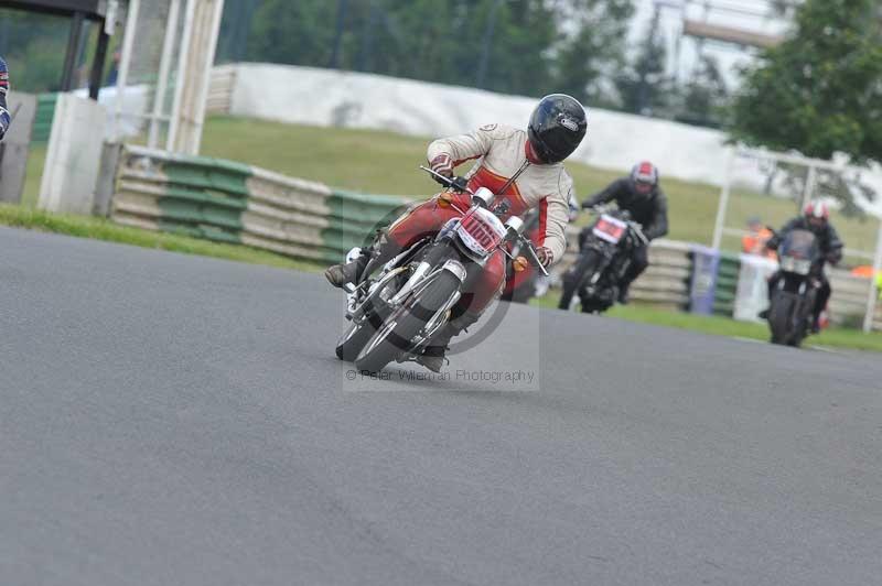 Mallory park Leicestershire;Mallory park photographs;Motorcycle action photographs;classic bikes;event digital images;eventdigitalimages;mallory park;no limits trackday;peter wileman photography;vintage bikes;vintage motorcycles;vmcc festival 1000 bikes