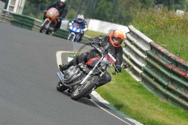 Mallory park Leicestershire;Mallory park photographs;Motorcycle action photographs;classic bikes;event digital images;eventdigitalimages;mallory park;no limits trackday;peter wileman photography;vintage bikes;vintage motorcycles;vmcc festival 1000 bikes