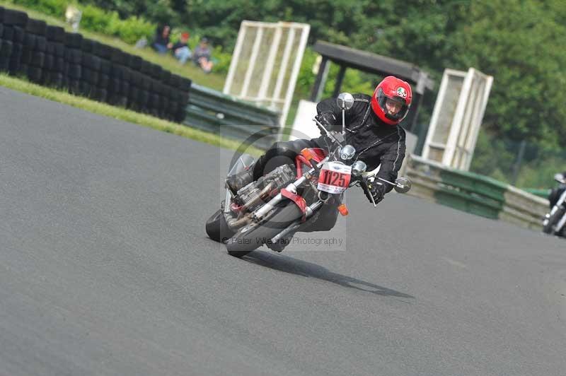 Mallory park Leicestershire;Mallory park photographs;Motorcycle action photographs;classic bikes;event digital images;eventdigitalimages;mallory park;no limits trackday;peter wileman photography;vintage bikes;vintage motorcycles;vmcc festival 1000 bikes