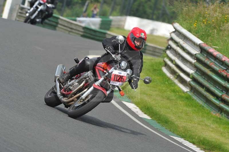 Mallory park Leicestershire;Mallory park photographs;Motorcycle action photographs;classic bikes;event digital images;eventdigitalimages;mallory park;no limits trackday;peter wileman photography;vintage bikes;vintage motorcycles;vmcc festival 1000 bikes