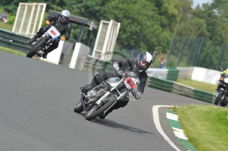 Mallory park Leicestershire;Mallory park photographs;Motorcycle action photographs;classic bikes;event digital images;eventdigitalimages;mallory park;no limits trackday;peter wileman photography;vintage bikes;vintage motorcycles;vmcc festival 1000 bikes