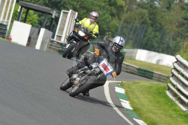 Mallory park Leicestershire;Mallory park photographs;Motorcycle action photographs;classic bikes;event digital images;eventdigitalimages;mallory park;no limits trackday;peter wileman photography;vintage bikes;vintage motorcycles;vmcc festival 1000 bikes