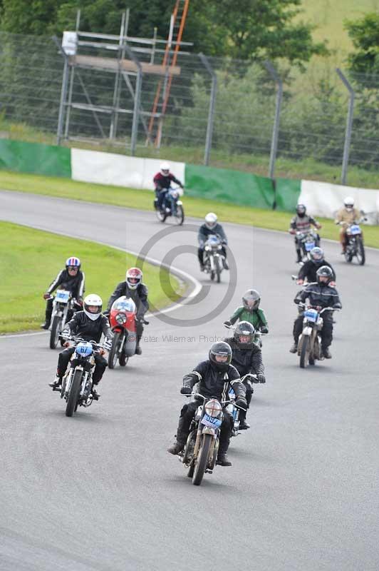 Mallory park Leicestershire;Mallory park photographs;Motorcycle action photographs;classic bikes;event digital images;eventdigitalimages;mallory park;no limits trackday;peter wileman photography;vintage bikes;vintage motorcycles;vmcc festival 1000 bikes