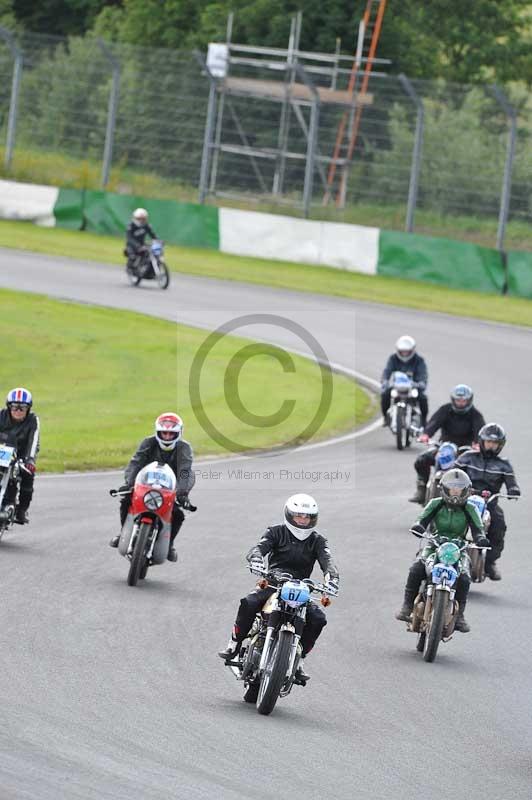 Mallory park Leicestershire;Mallory park photographs;Motorcycle action photographs;classic bikes;event digital images;eventdigitalimages;mallory park;no limits trackday;peter wileman photography;vintage bikes;vintage motorcycles;vmcc festival 1000 bikes