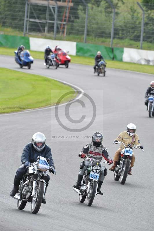 Mallory park Leicestershire;Mallory park photographs;Motorcycle action photographs;classic bikes;event digital images;eventdigitalimages;mallory park;no limits trackday;peter wileman photography;vintage bikes;vintage motorcycles;vmcc festival 1000 bikes