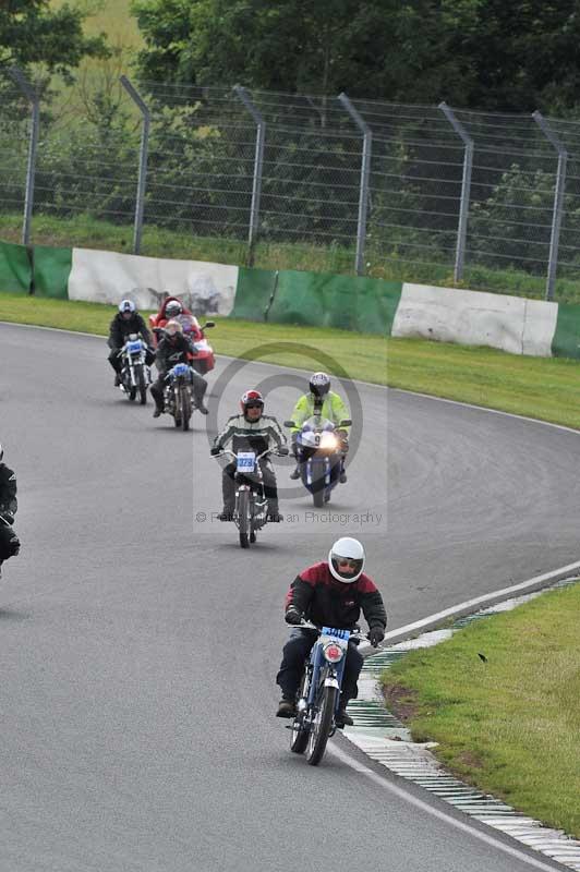 Mallory park Leicestershire;Mallory park photographs;Motorcycle action photographs;classic bikes;event digital images;eventdigitalimages;mallory park;no limits trackday;peter wileman photography;vintage bikes;vintage motorcycles;vmcc festival 1000 bikes