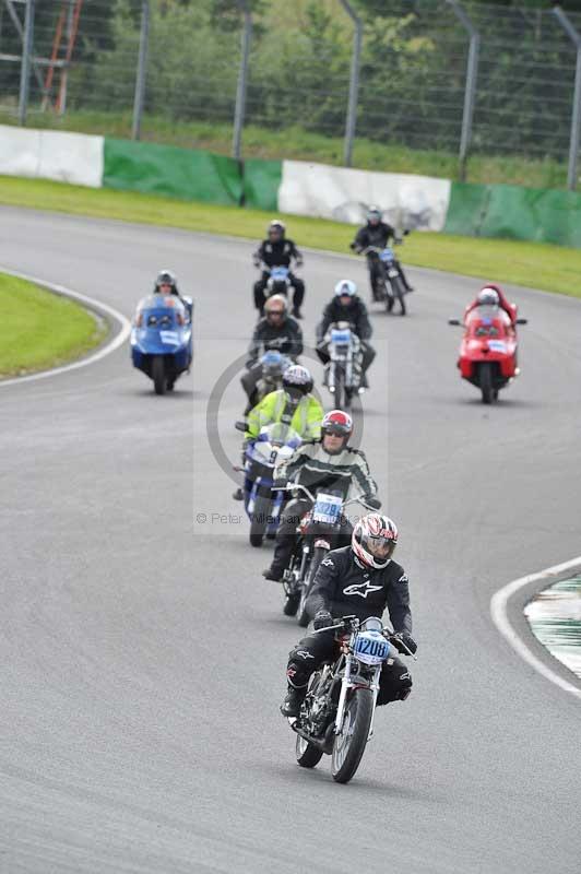 Mallory park Leicestershire;Mallory park photographs;Motorcycle action photographs;classic bikes;event digital images;eventdigitalimages;mallory park;no limits trackday;peter wileman photography;vintage bikes;vintage motorcycles;vmcc festival 1000 bikes