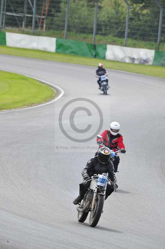 Mallory park Leicestershire;Mallory park photographs;Motorcycle action photographs;classic bikes;event digital images;eventdigitalimages;mallory park;no limits trackday;peter wileman photography;vintage bikes;vintage motorcycles;vmcc festival 1000 bikes