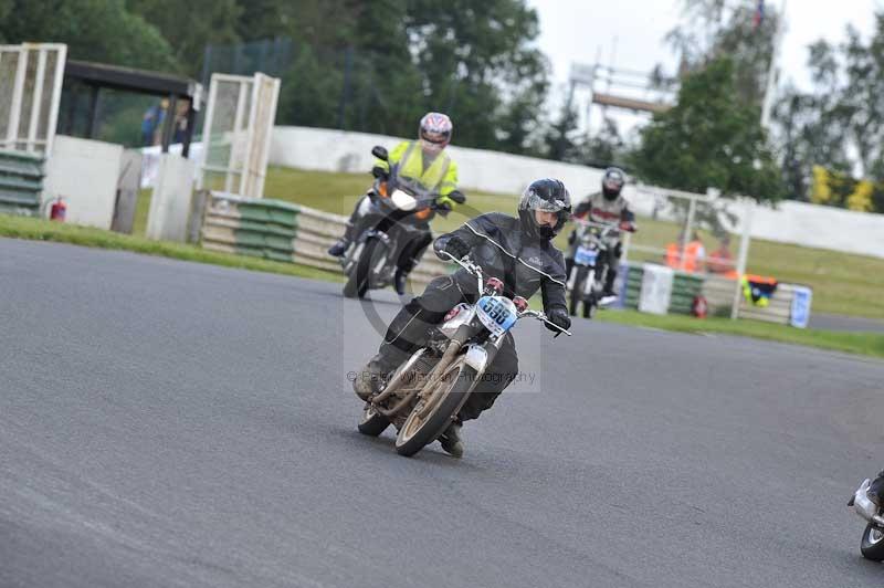 Mallory park Leicestershire;Mallory park photographs;Motorcycle action photographs;classic bikes;event digital images;eventdigitalimages;mallory park;no limits trackday;peter wileman photography;vintage bikes;vintage motorcycles;vmcc festival 1000 bikes